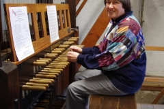 Gudrun Schmidtke am Spieltisch des ältesten Carillons Deutschlands