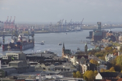Blick vom Mahnmal zum Hamburger Hafen - Landungsbrücken/Schwimmdocks/Containerterminal