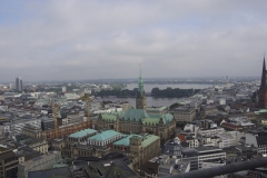 Blick vom Mahnmal über Binnen- und Außenalster, Rathaus und Börse
