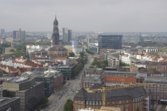 Blick vom Mahnmal zum Michel, den Tanzenden Türmen und zur Reeperbahn