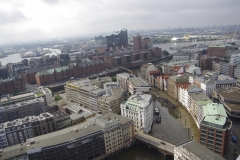Blick vom Mahnmal über die Speicherstadt und zur Elbphilharmonie. Im Vordergrund das Nikolaifleet.