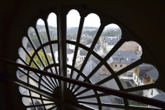 Blick auf die Stadt durch die Maßwerk-Rosette