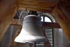 Eine von zwei Glocken von Albert de Grave (1717), die die Zerstörung der Kirche am 24. Mai 1944 überstanden. Heute als Läuteglocke genutzt, ursprünglch im Glockenspiel.