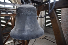 Die zweite Glocke von Albert de Grave (1717), die die Zerstörung der Kirche am 24. Mai 1944 überstand. Heute als Läuteglocke genutzt, ursprünglch im Glockenspiel.